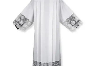 Box Pleated Alb with Lace Edging
